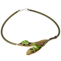 Collier Frösche auf Laubblättern