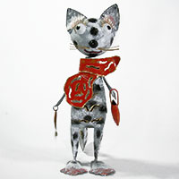 Metallkatze mit Tasche beim Shopping
